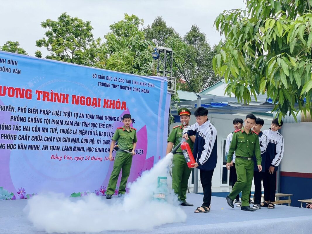 THPT NGUYỄN CÔNG HOAN TĂNG CƯỜNG GIÁO DỤC PHÁP LUẬT – XÂY DỰNG TRƯỜNG HỌC AN TOÀN, LÀNH MẠNH, VĂN MINH